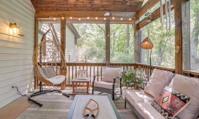 Nellysford Cottage | Getaway w/Lake Views Near Wintergreen Resort!