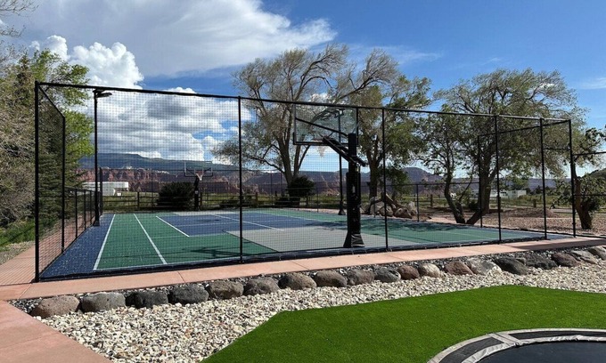 Teasdale House | Getaway w/sport court! Near Capitol Reef- Sleeps 21 in beds/26 total