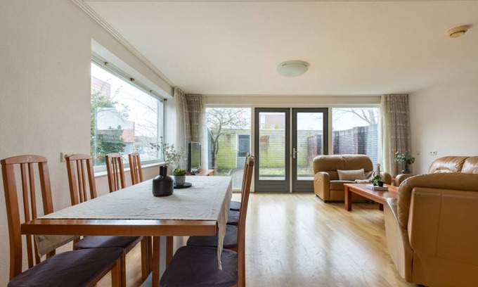 Alkmaar House | Gezinsvriendelijke Hoekwoning in Alkmaar met 5 Slaapkamers en Centrale Ligging