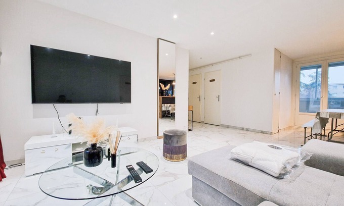 Saint-Martin-d'Heres Apartment | #GH Butler's Monochrome 🤍