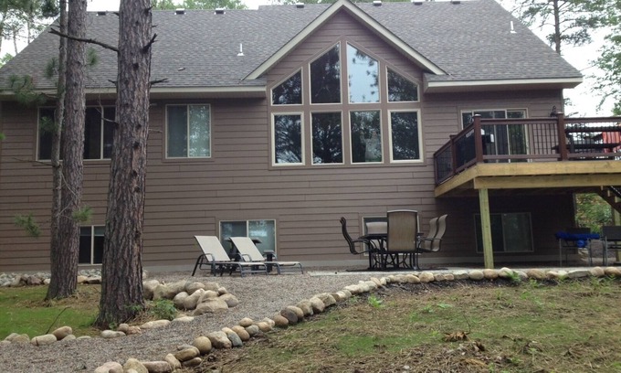 Embarrass House | Giants Ridge Golf/Hike/Swim/Ski- Lake Home, Sleeps 12, Sandy Lake Bottom