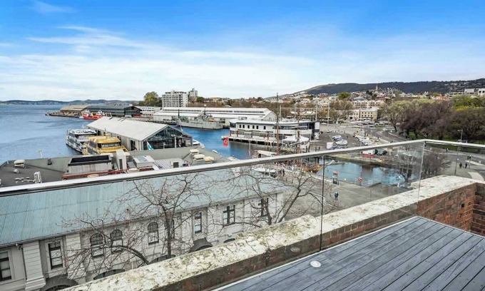 Sullivan's Cove Apartment | Gibson's Mill Penthouse with private balcony - 301