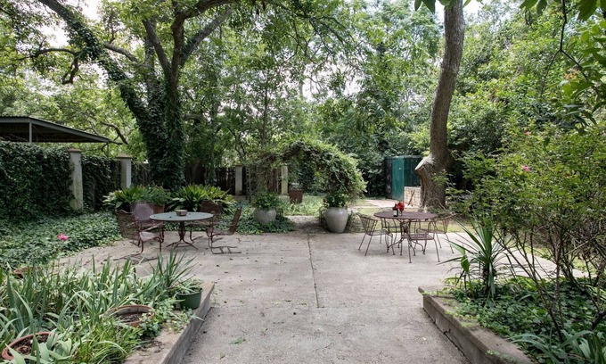 Fredericksburg House | Gillespie House- East Suite | Conveniently Located