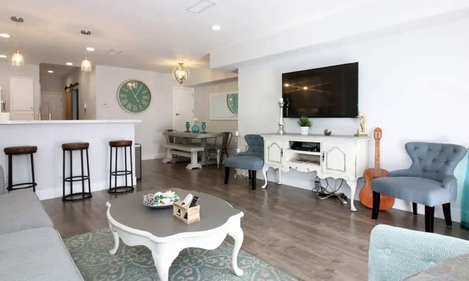 Pacific Beach House | Ginima's Beach House Blocks From Beach and Bay!