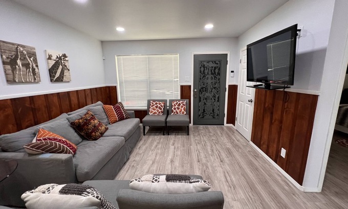 West San Antonio House | Giraffe 🦒 Cottage EV2 Tesla