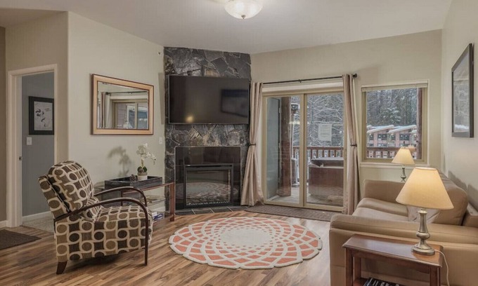 Alyeska Condo | Girdwood Condo · 2 Bedroom Condo w/Hottub! In the Heart of Girdwood
