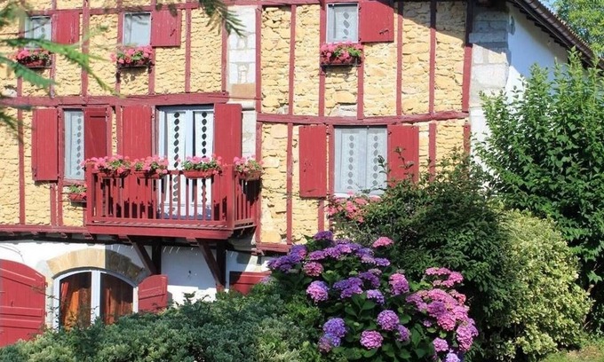 Ayherre Cottage | GITE 3 STARS ORGANIC FARM AYHERRE IN THE HEART OF THE BASQUE COUNTRY BETWEEN SEA AND MOUNTAINS.