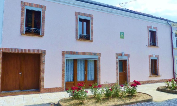 Rocroi House | Gite de vieille maison rouge