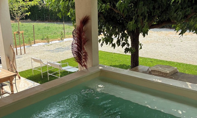 Graveson House | Gîte in the Provencal countryside. Heated swimming pool.