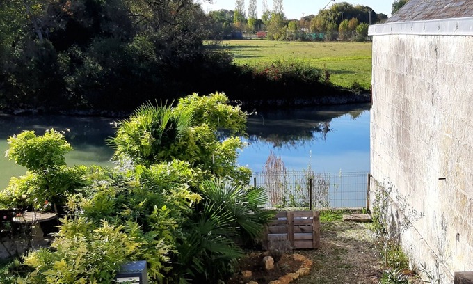 Saint-Savinien House | Gîte "La P'tite Jeannette", between land and sea, on the banks of the Charente.