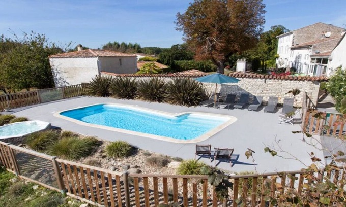 Saint-Romain-de-Benet House | Gîte le chai - 5-person family gîte in a peaceful setting between the countryside and the ocean