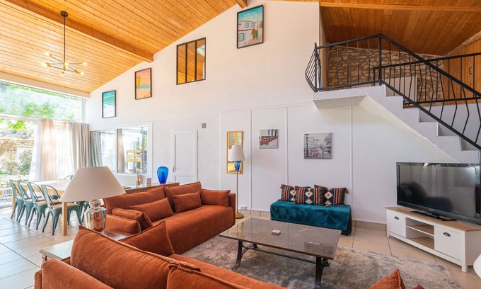 Saint-Romain-de-Benet Cottage | 'Gîte Le Sun House' with Shared Pool, Private Terrace and Wi-Fi