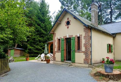 Saint-Mars-d'Outille House | Gite meublé avec étang en lisière de forêt.