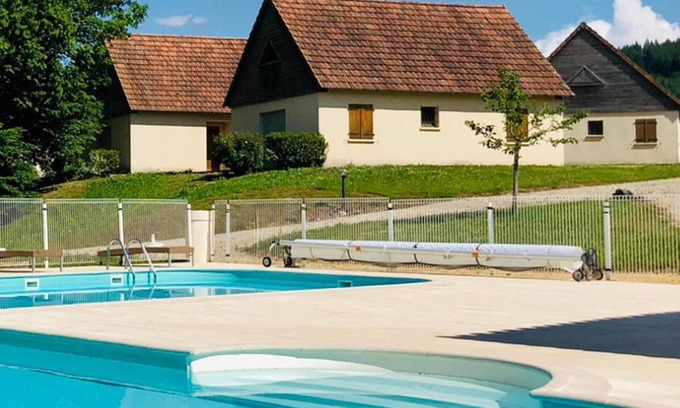 Lacapelle-Marival House | Gite on small park with swimming pool in the Lot
