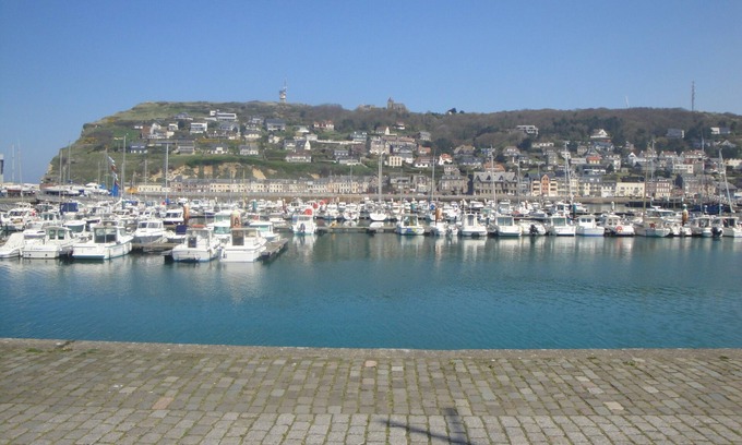 Fecamp Apartment | Gîte overlooking the harbour and the cliffs, 100m from the sea*.