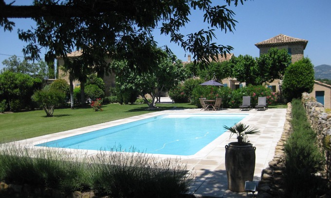 Mazan House | Gite Tourelle: delightful stone cottage in a quiet area surrounded by vines