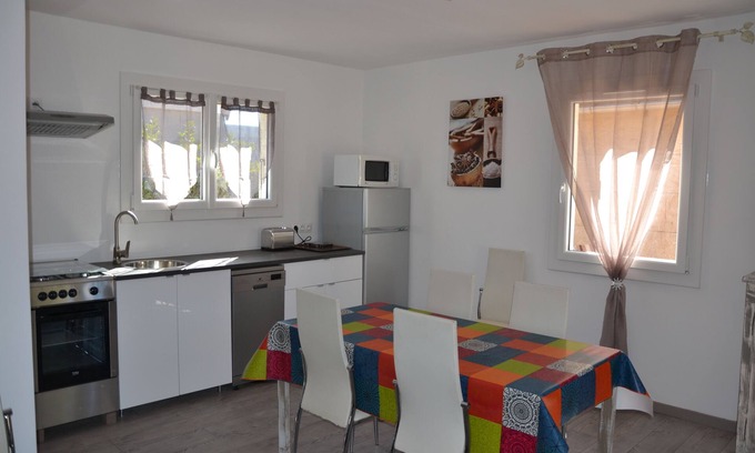 Lagorce Cottage | Gîte with barbecue and enclosed terrace close to shops and rivers