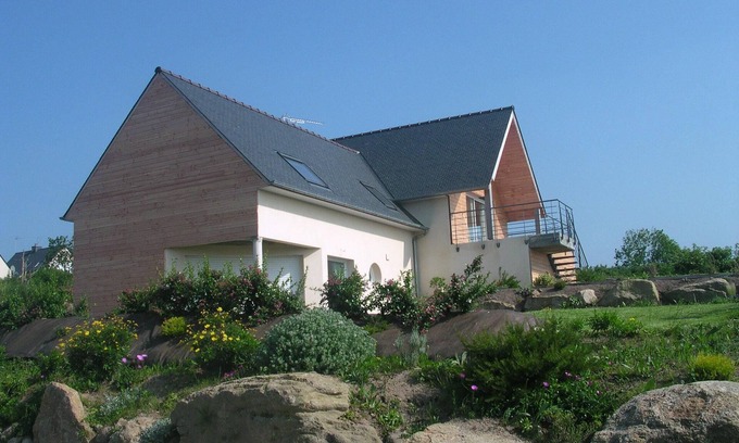 Tredrez-Locquemeau Cottage | Gite with garden by the sea