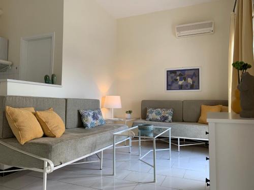 Kamena Vourla House | Gkely's apartment 1