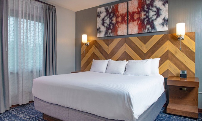 Lake Delton Resort | Glacier Canyon Resort With Free access to WaterParks and other Amenities