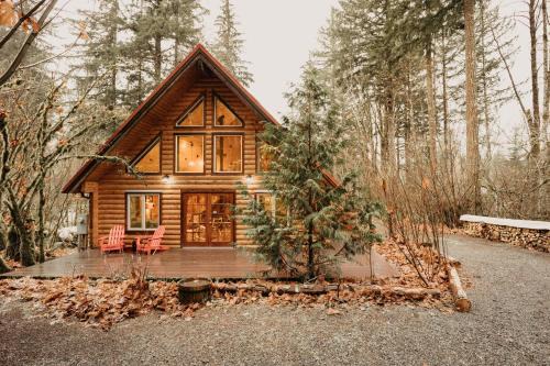 Warnick House | Glacier Springs Cabin 21 - This family home says Cabin in the Country