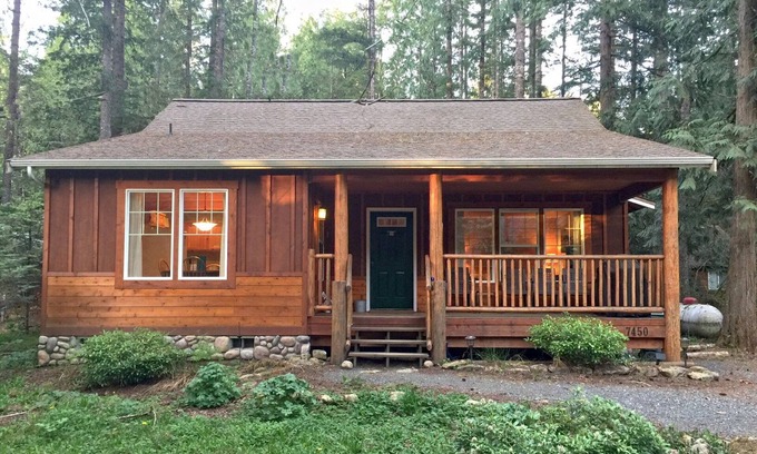 Warnick Cabin | Glacier Springs Cabin 2bedrooms, 2 baths - hot tub & Pet Friendly!