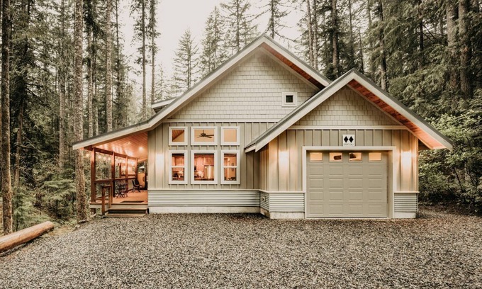 Warnick Cabin | 🌟 Glacier Springs Cabin #52 - Hot Tub - Wi-Fi - BBQ - Pets Ok - Sleeps 6 🐶❤