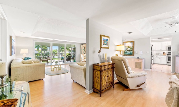 East Naples Condo | Glades Golf & Country Club-Updated 2/2 Condo near 5th Ave Shopping, Beach & Pier