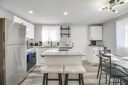 Gladstone House | Gladstone Retreat with Gas Grill and Fire Pit