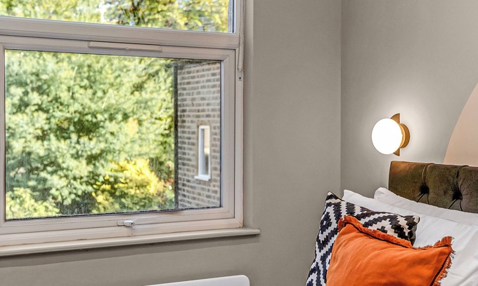Peckham Apartment | Glam Compact Studio with Chic Kitchenette