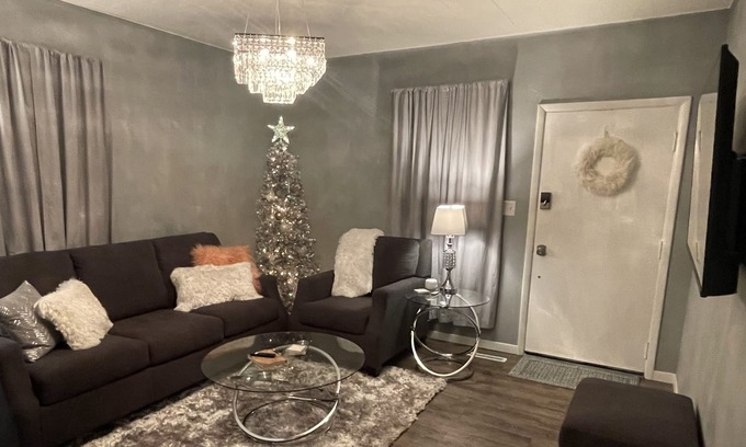 Southwest Area Cottage | Glam cottage (pet-friendly) 5 mins from Czech Village & NewBo, 25 from Iowa City