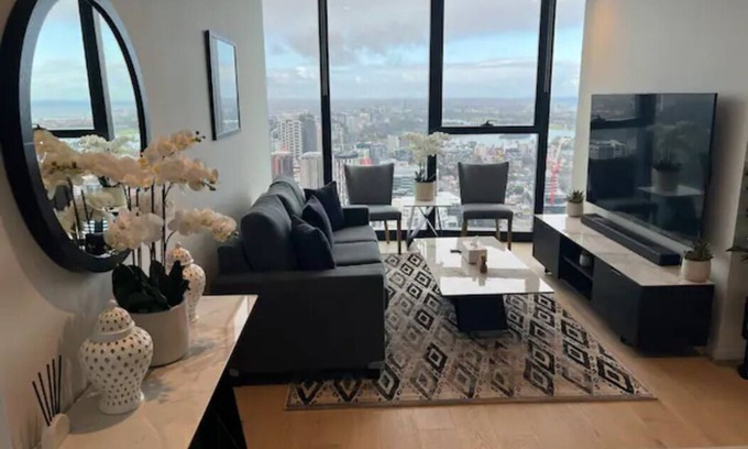 Southbank Apartment | Glamorous 2 bedder Southbank home