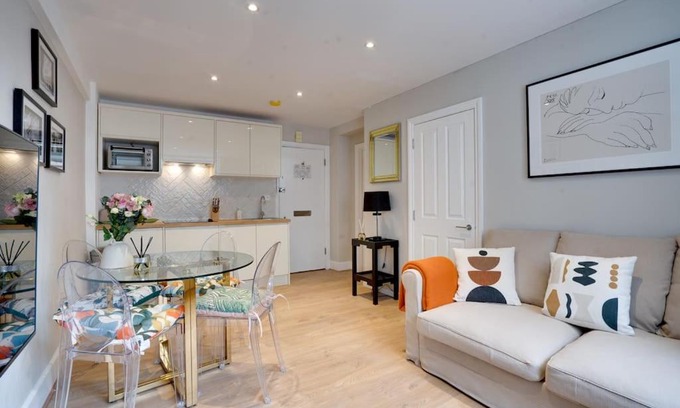 Brompton & Hans Town Apartment | Glamorous Art Deco Flat in Chelsea