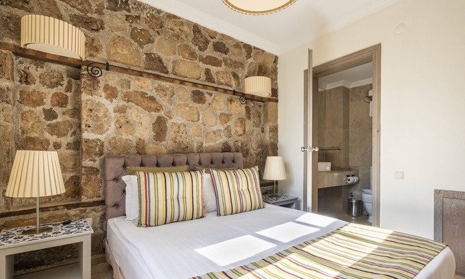 Kaleici House | Glamorous Flat with Jacuzzi near Hadrian's Gate