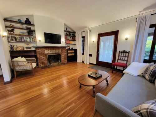 Carthay Circle House | Glamorous Getaway: Exclusive 1BR LA Hotspots