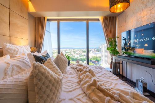 Poblacion District Apartment | Glamorous Luxury 2 Bedroom Apartment in Aeon Towers I Panoramic Views I Free Wi-fi, Gym and Pool I by Bleuspace