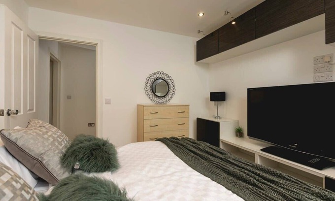 Latchmere Apartment | Glamorous Two-Bedroom Apartment in Battersea, London