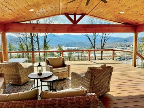 Hiawassee House | Glamp House Lake and Mountain Views Hot Tub