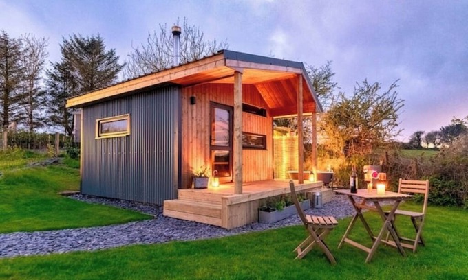 Mabe Cabin | Glamping Cabin with Outdoor Bathnn