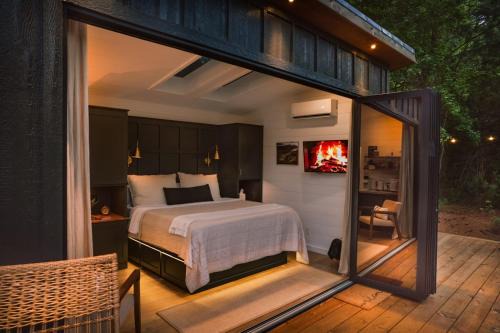 Guntersville House | Glamping cabin with private deck and hot tub!