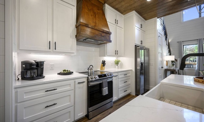 Broken Bow Cabin | Glamping Creekside|Hot Tub|3 Decks|Sleeps 10