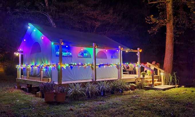 Del Rio RV Rental | Glamping Creekside w/Private Deck and Bath Housen