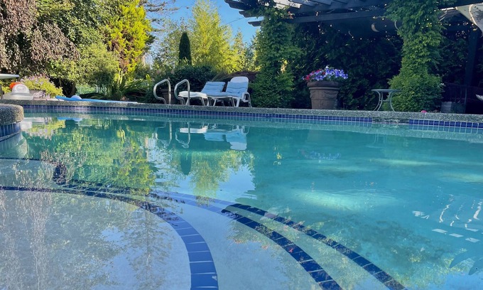 Surrey House | Glamping - Pool & Hot Tub!