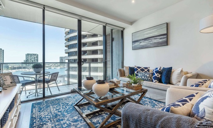 Docklands Condo | Glamptons - Stunning Waterfront Apt With Views
