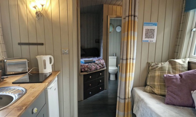 Llanfair Caereinion Cabin | Glan yr Afon Dau - Relax, Recuperate, Hot Tub