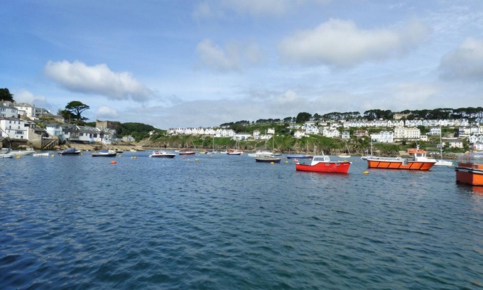 Polruan Apartment | GLANMOR, country holiday cottage, with a garden in Polruan