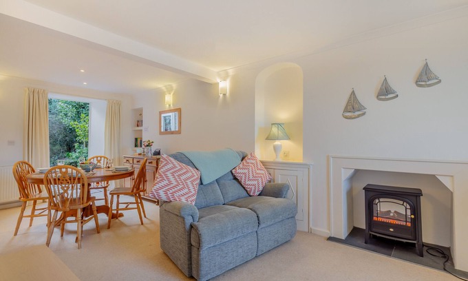 Polruan Apartment | Glanmor South - Two Bedroom Apartment, Sleeps 3