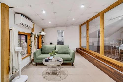 Pali Hill Apartment | Glass House 1BHK Khar W by The Bombay Home Company