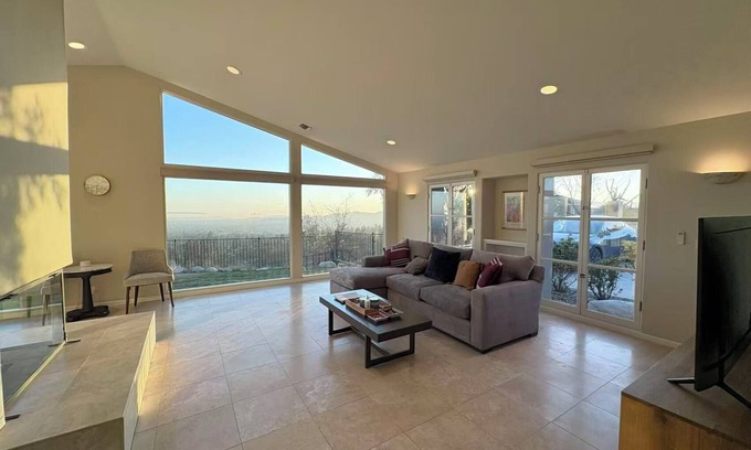 Altadena House | Glass Retreat Gateway House with View