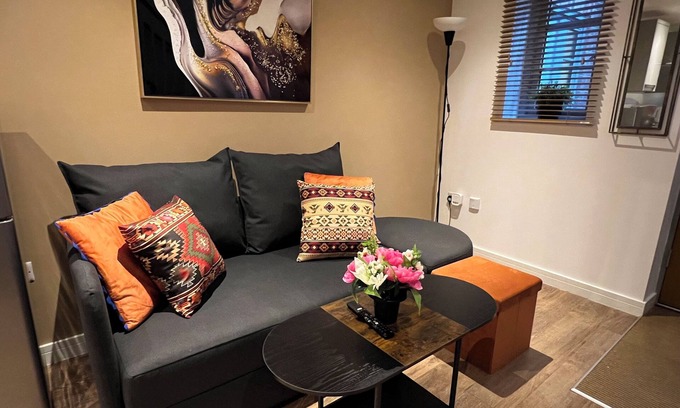 Glastonbury Apartment | Glastonbury Mystic Vault - 1 Bedroom Split Level, Sleeps 3